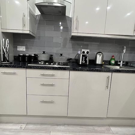 F4 Luxury Stays One Bed Apartment With Parking Ilford Exterior photo