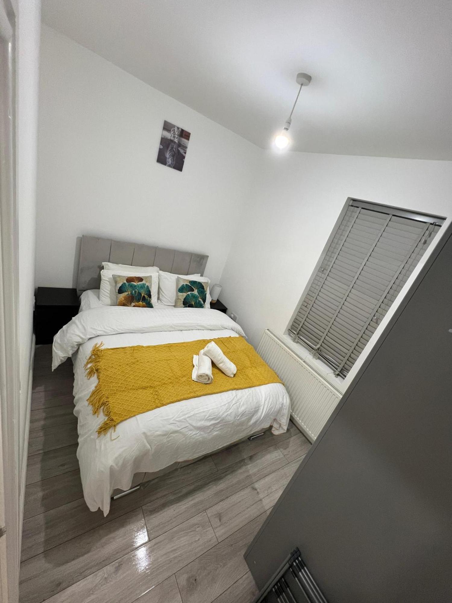 F4 Luxury Stays One Bed Apartment With Parking Ilford Exterior photo